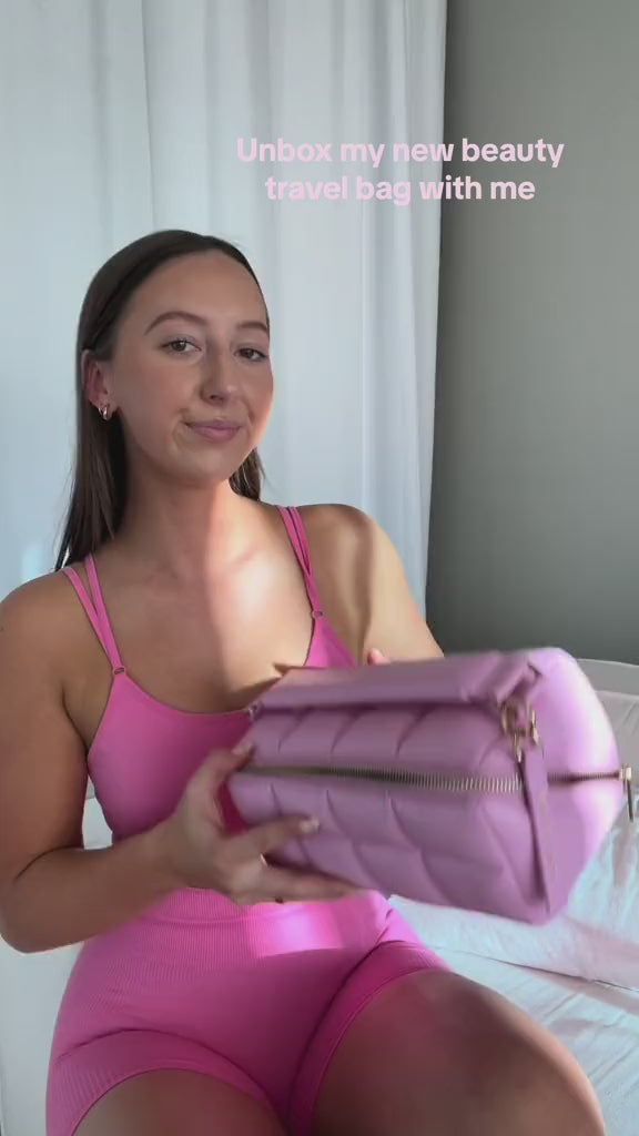 Model in a video showing the HOMEE beauty bag with a model in pink activewear