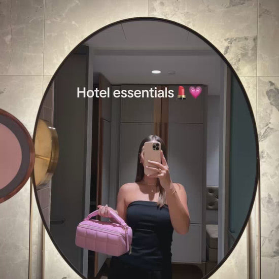 Video showing HOMEE makeup bag at a Hotel stay