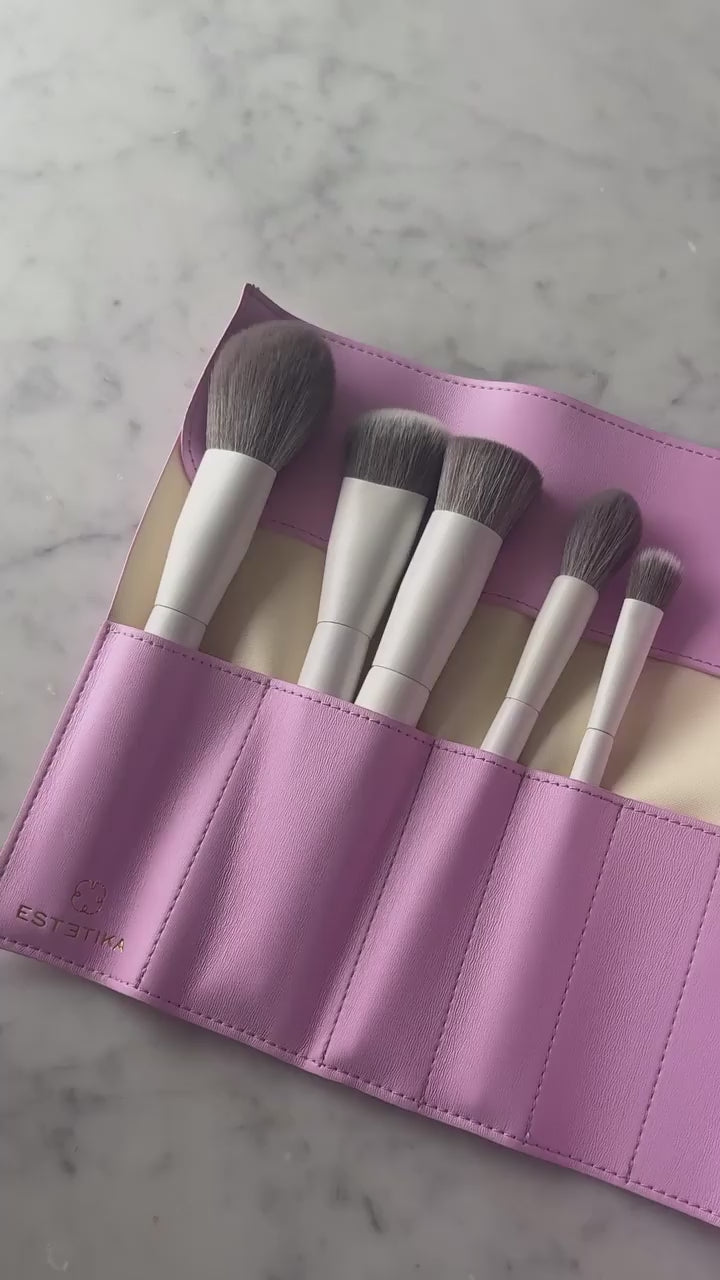 This is how fast we can pack for eurosummer 💗 beauty case sale on.

#makeupbag #eurosummer #barbie 

@rhode @summerfridays.co @morphebrushes