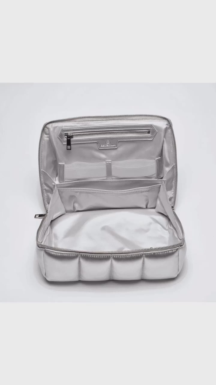 Our BIGEE cosmetic travel case protecting your beauty and sanity.  Travel in style ✈️

#makeupbag #mua #grwm