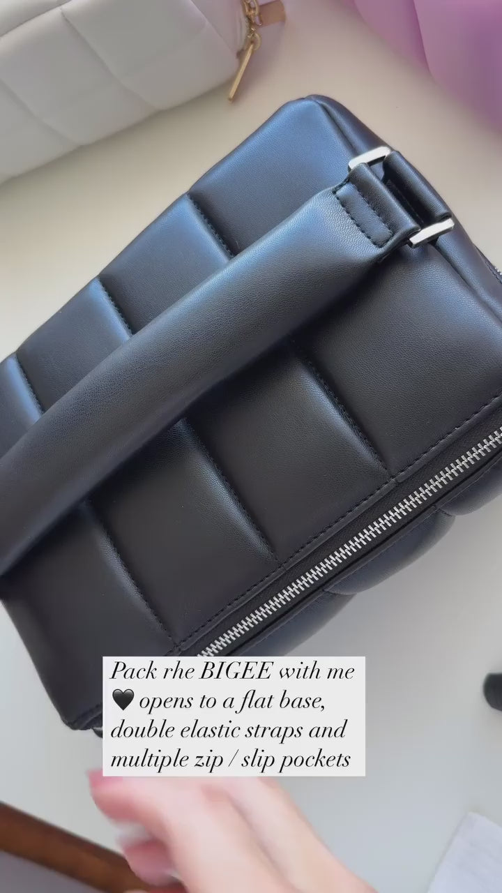 Fits so much in and keeps its shape 🖤🙏

#makeupbag #estetika #makeup #cosmetics #selfcare